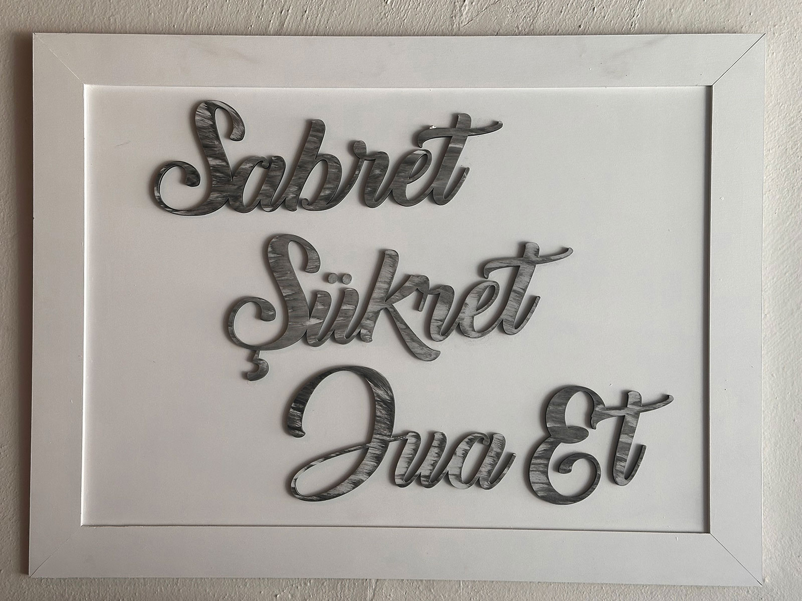 Sabret,%20Şükret,%20Dua%20Et,%20Ahşap%20Dekoratif%20Tablo%2075%20x%20100%20cm