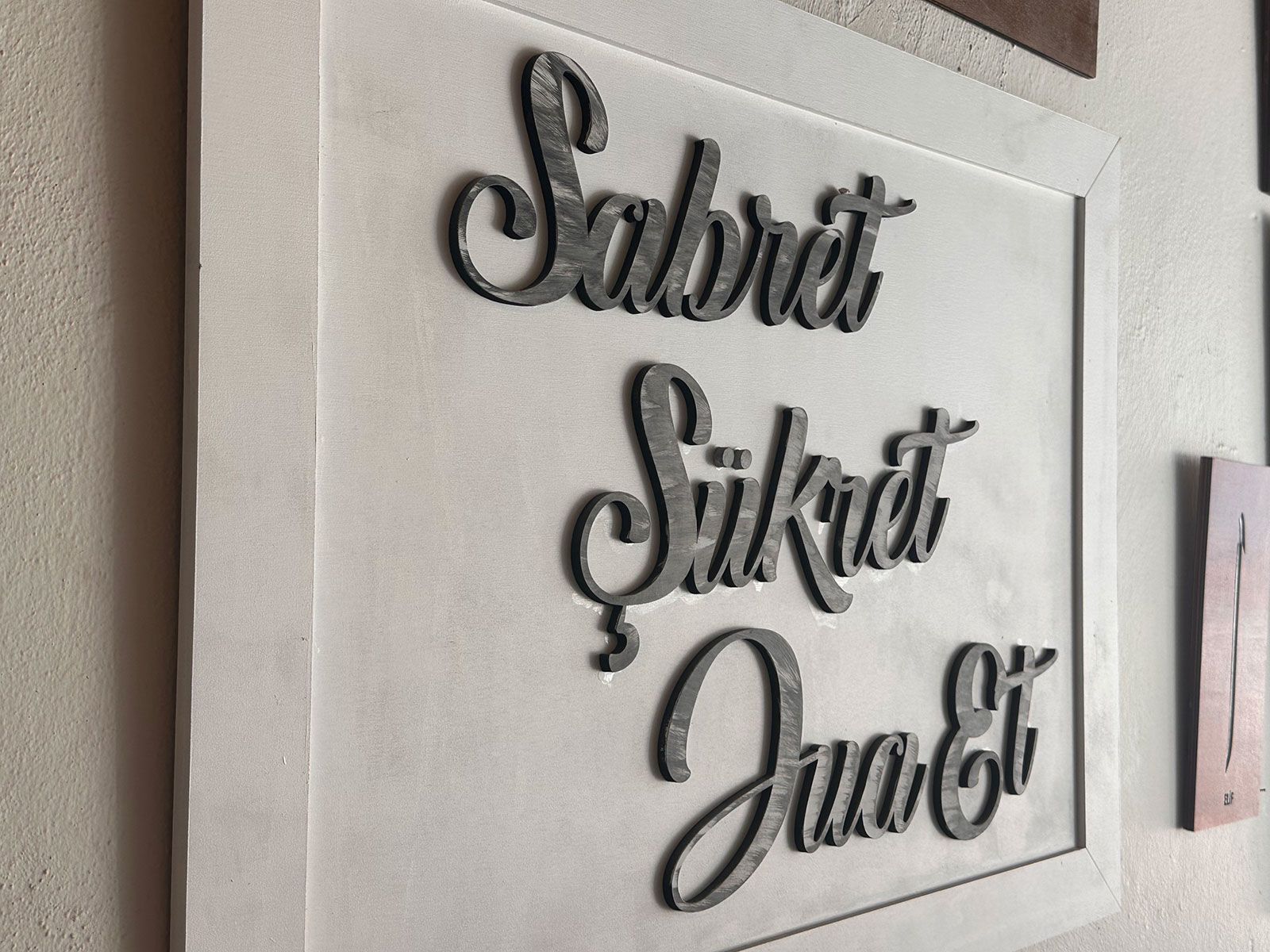 Sabret,%20Şükret,%20Dua%20Et,%20Ahşap%20Dekoratif%20Tablo%2075%20x%20100%20cm