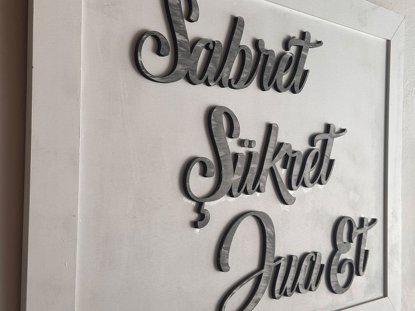 Sabret,%20Şükret,%20Dua%20Et,%20Ahşap%20Dekoratif%20Tablo%2075%20x%20100%20cm