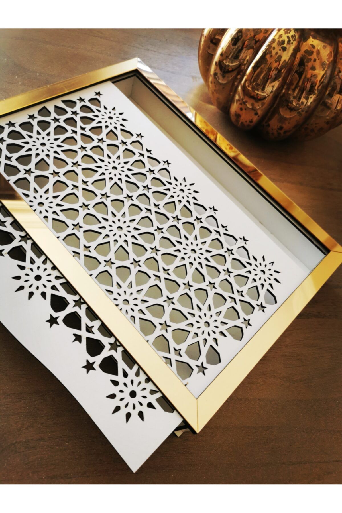 Selçuklu Motif - Sürgülü Kapak Ve Aynalı Gold Pleksi Uygulamalı Beyaz Kutu (21x30x3,5cm)